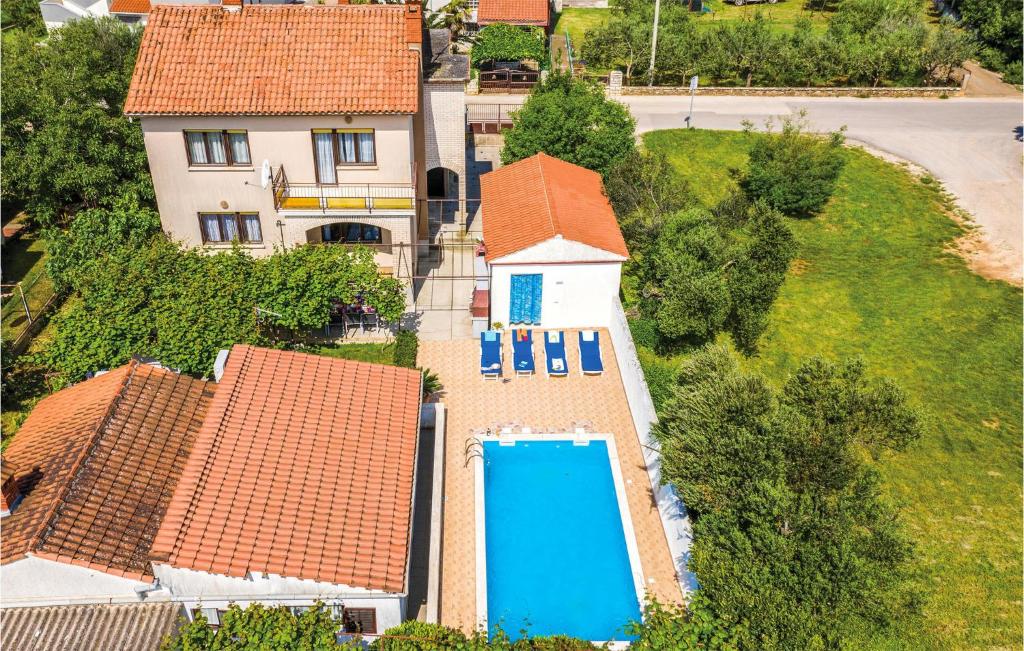 シュティニャンにあるAmazing Home In Stinjan With Outdoor Swimming Poolのスイミングプール付きの家屋の空中ビュー