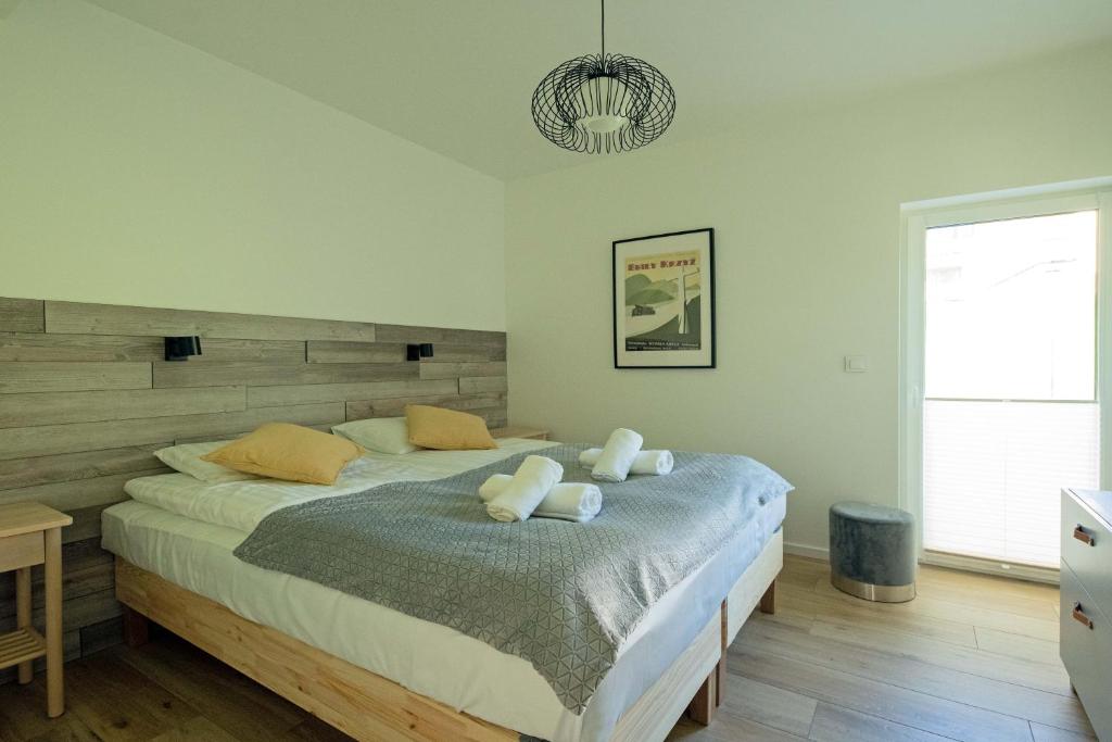 Posteľ alebo postele v izbe v ubytovaní Sun&Sport Apartamenty CEDROWY i ABIES parking i prywatna sauna w cenie