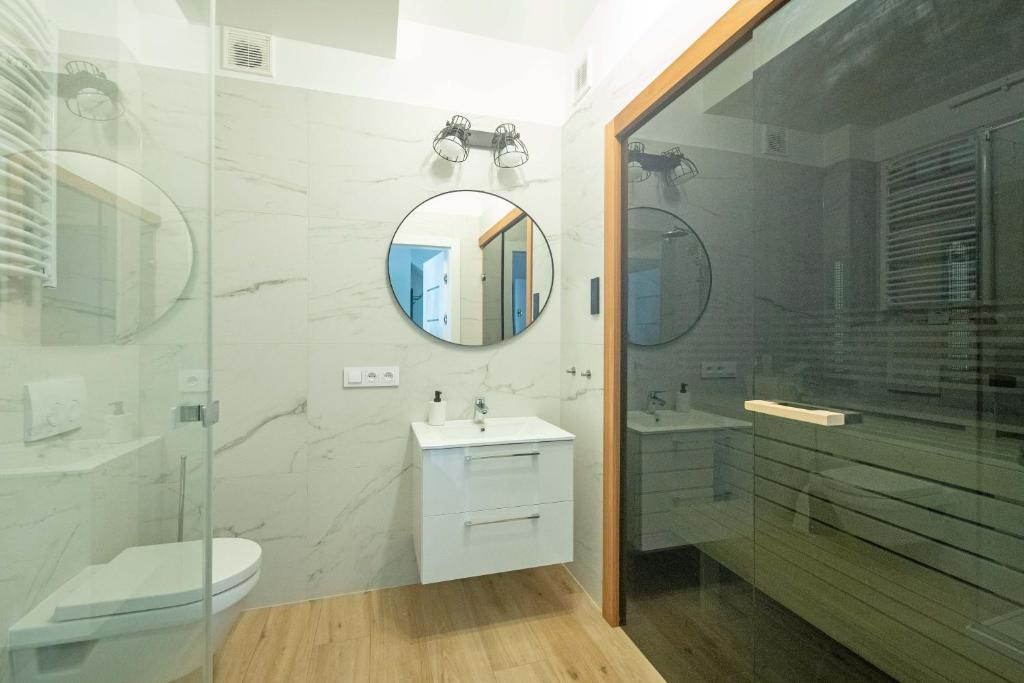Kúpeľňa v ubytovaní Sun&Sport Apartamenty CEDROWY i ABIES parking i prywatna sauna w cenie