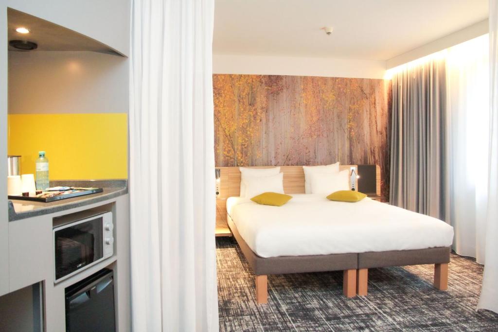 Postel nebo postele na pokoji v ubytování Novotel Suites Wien City Donau