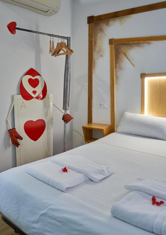 Кровать или кровати в номере Pensión AliciaZzz Bed And Breakfast Bilbao