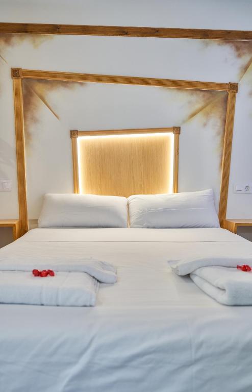 Кровать или кровати в номере Pensión AliciaZzz Bed And Breakfast Bilbao