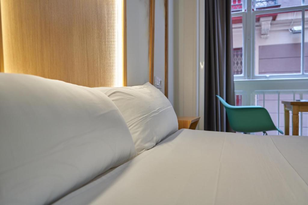 Кровать или кровати в номере Pensión AliciaZzz Bed And Breakfast Bilbao