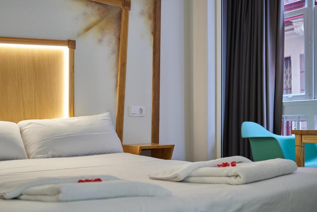 Кровать или кровати в номере Pensión AliciaZzz Bed And Breakfast Bilbao