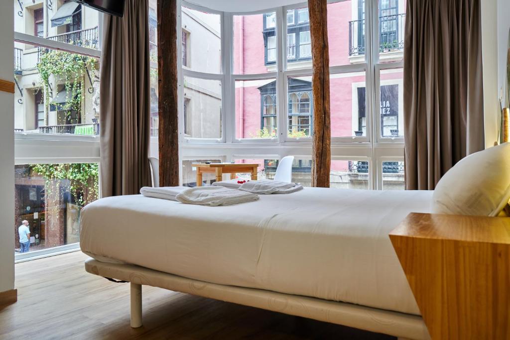 Кровать или кровати в номере Pensión AliciaZzz Bed And Breakfast Bilbao