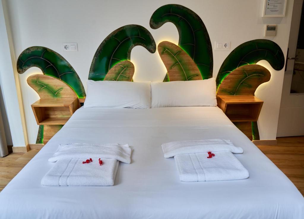 Кровать или кровати в номере Pensión AliciaZzz Bed And Breakfast Bilbao