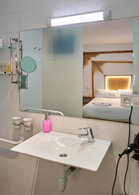 Кровать или кровати в номере Pensión AliciaZzz Bed And Breakfast Bilbao