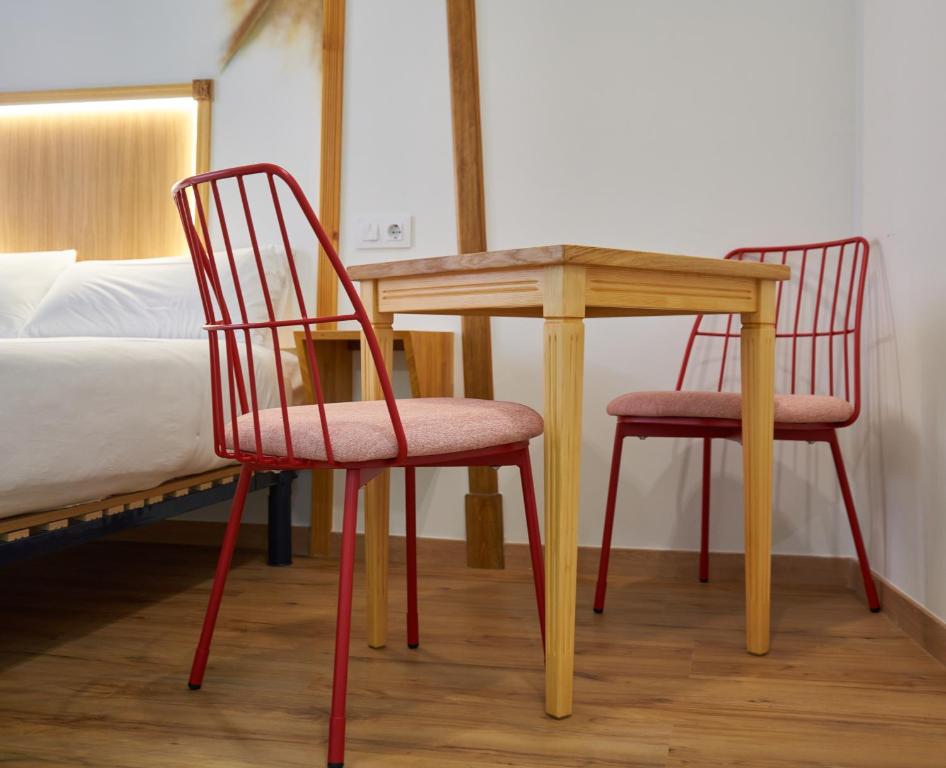 Кровать или кровати в номере Pensión AliciaZzz Bed And Breakfast Bilbao