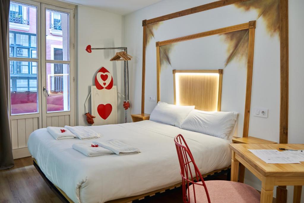 Кровать или кровати в номере Pensión AliciaZzz Bed And Breakfast Bilbao