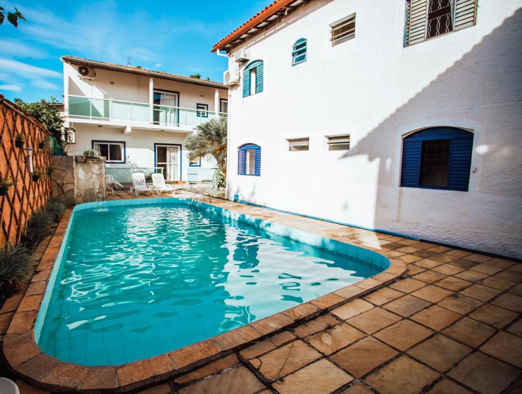 una piscina frente a una casa en Pousada Rafimar, en Ilhabela
