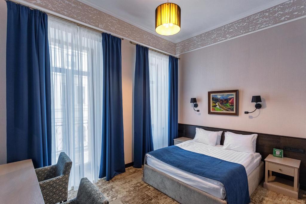 Postel nebo postele na pokoji v ubytování Ayvazovsky Hotel