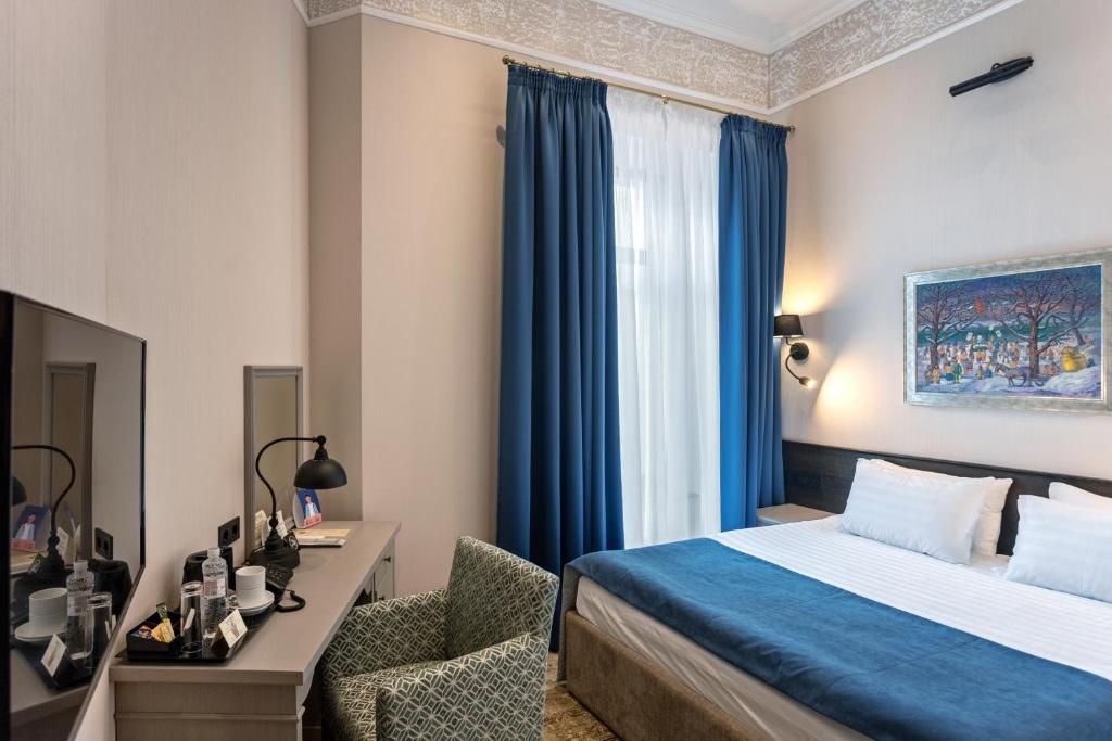 Postel nebo postele na pokoji v ubytování Ayvazovsky Hotel