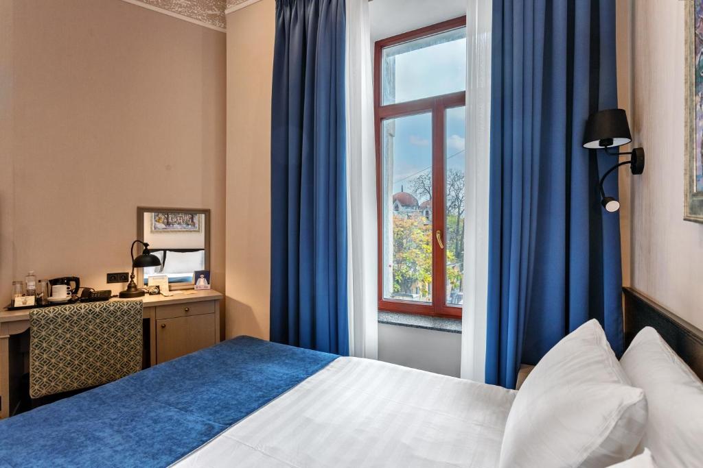 Postel nebo postele na pokoji v ubytování Ayvazovsky Hotel