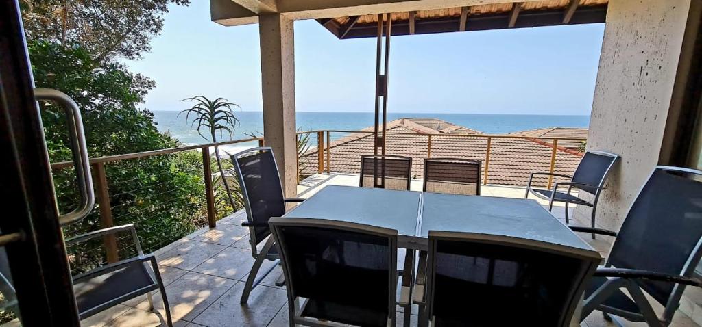 史坦格的住宿－Privacy at its best - 23b Sovereign Sands，一个带桌椅的庭院和大海