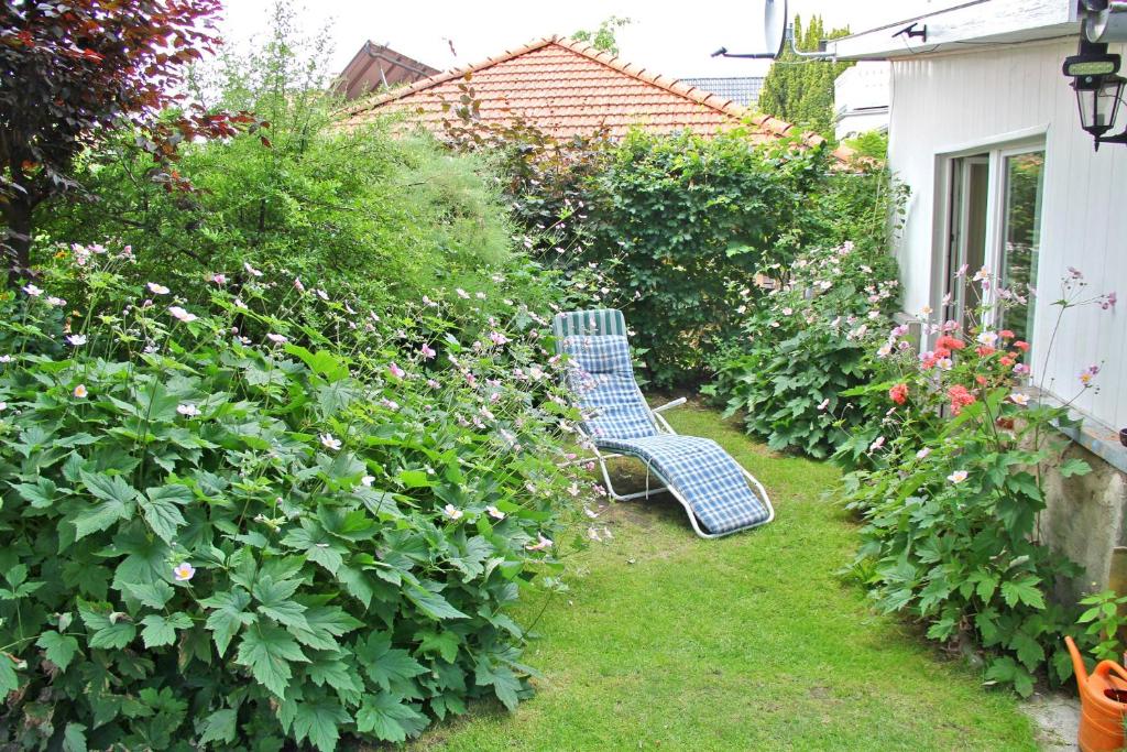 Ein Garten an der Unterkunft Ferienwohnung Plau am See SEE 7861