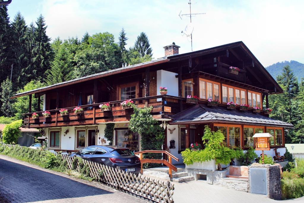 ein Haus mit einem davor geparkt in der Unterkunft Gästehaus Stöckl in Schönau am Königssee