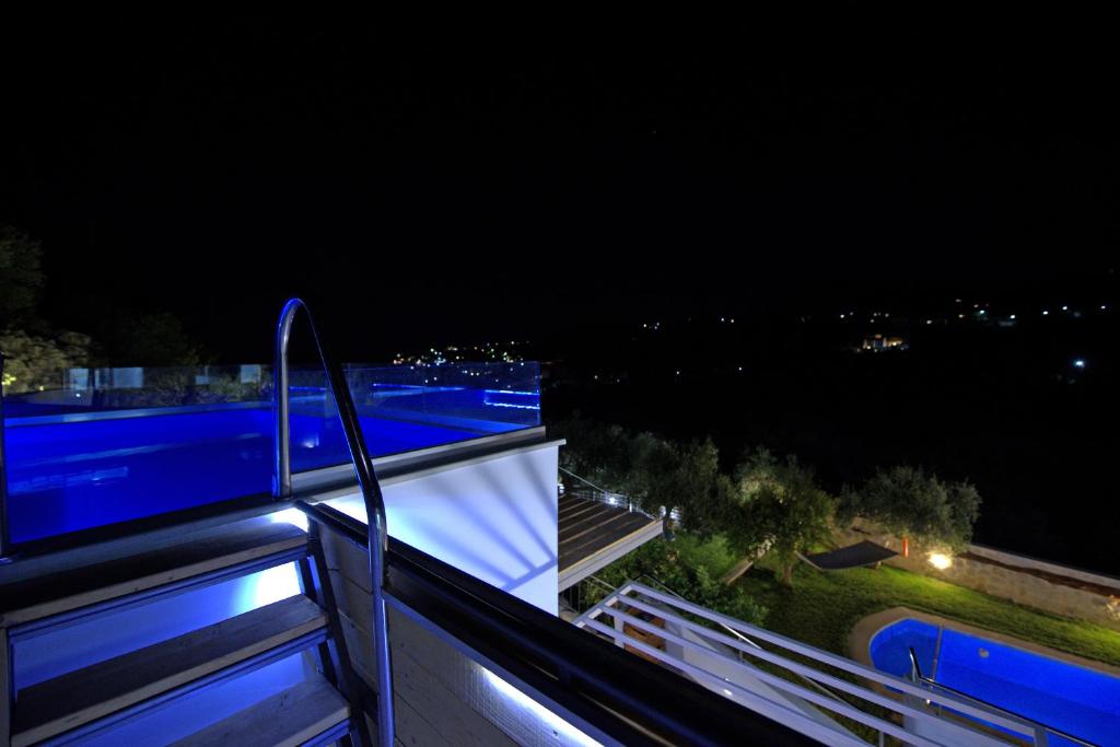 Bazén v ubytovaní Villa Eftychia - villa with 2 private pools!!! by PosarelliVillas alebo v jeho blízkosti