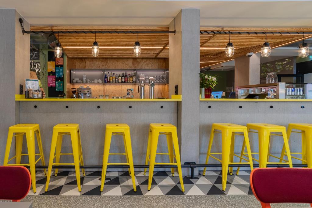 Lounge nebo bar v ubytování MEININGER Hotel Innsbruck Zentrum