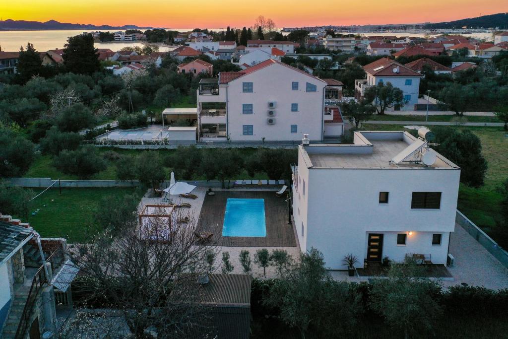 Bazén v ubytovaní Villa Sunčica ZadarVillas alebo v jeho blízkosti