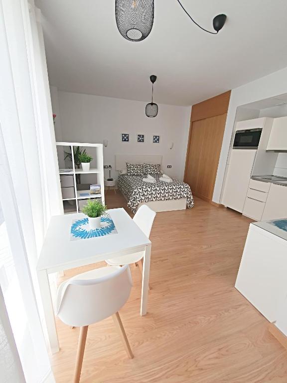 Kuchnia lub aneks kuchenny w obiekcie Precioso Estudio con Piscina