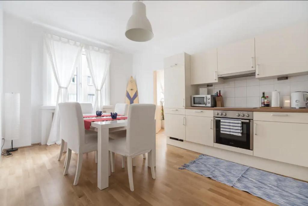 uma cozinha e sala de jantar com mesa e cadeiras em Apartment France | Operastreet em Viena