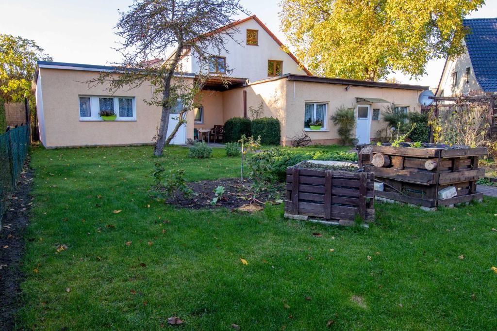 uma casa com um quintal com relva verde em Ferien am Bierbach em Eldena