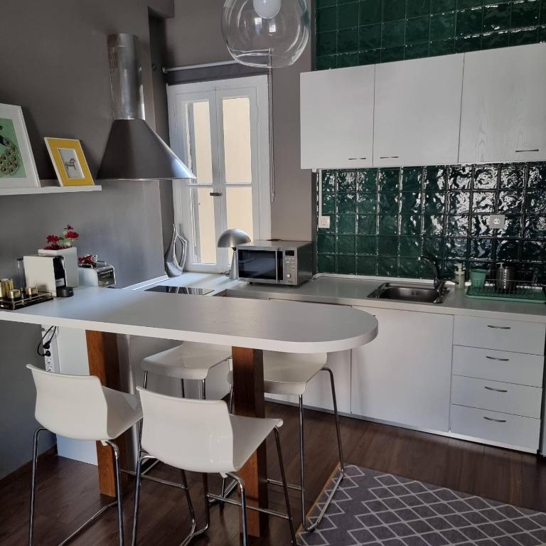 Kuchyňa alebo kuchynka v ubytovaní RED ROOMS TSIMISKI 60