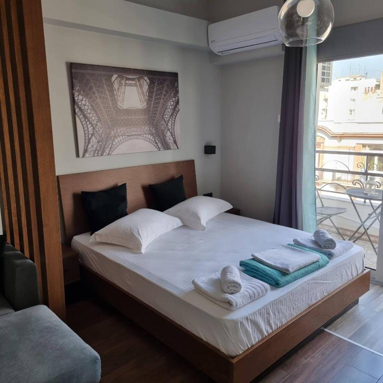 Posteľ alebo postele v izbe v ubytovaní RED ROOMS TSIMISKI 60