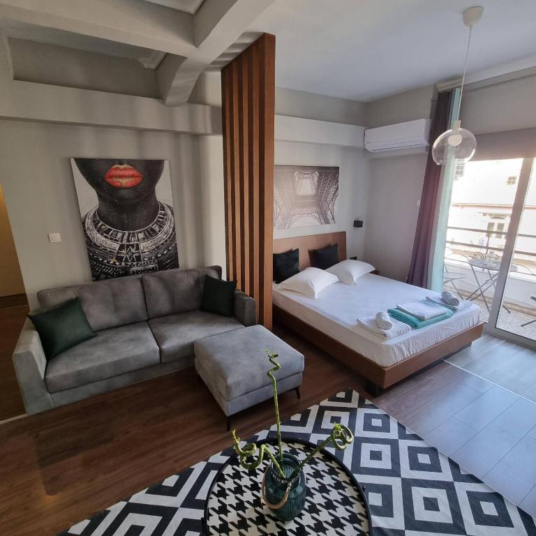Posteľ alebo postele v izbe v ubytovaní RED ROOMS TSIMISKI 60