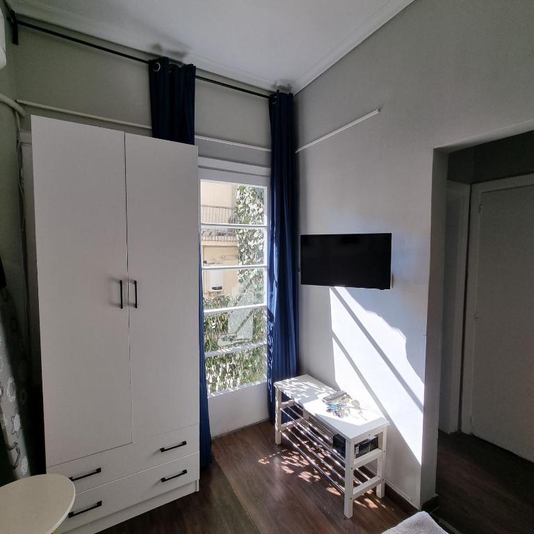 Televízia a/alebo spoločenská miestnosť v ubytovaní RED ROOMS TSIMISKI 60