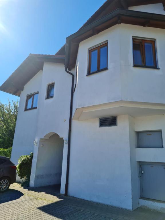 a white house with a garage and a car at Kleines Brauhaus Ingolstadt in Ingolstadt