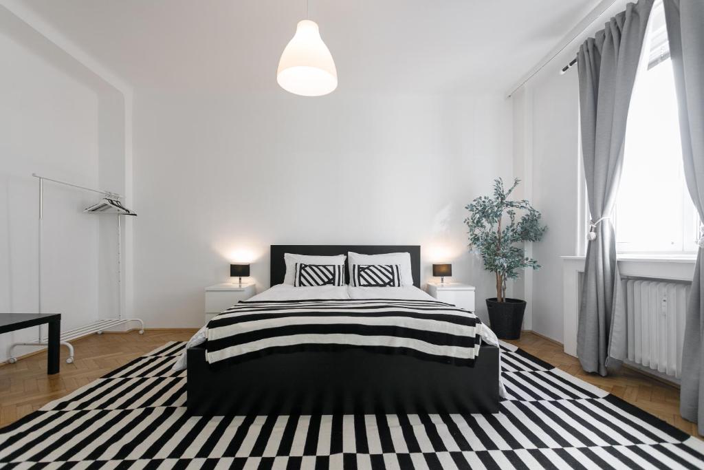 um quarto branco com uma cama em preto e branco em OPERASTREET BLACK & WHITE em Viena