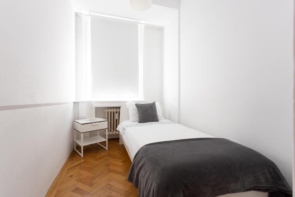 Een bed of bedden in een kamer bij Balcony Oasis Operastreet