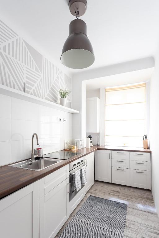 Een keuken of kitchenette bij Balcony Oasis Operastreet