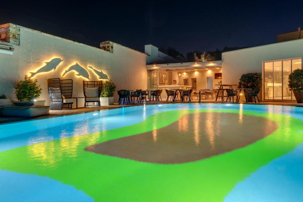 Bazén v ubytování Kouros Art Hotel (Adults Only) nebo v jeho okolí