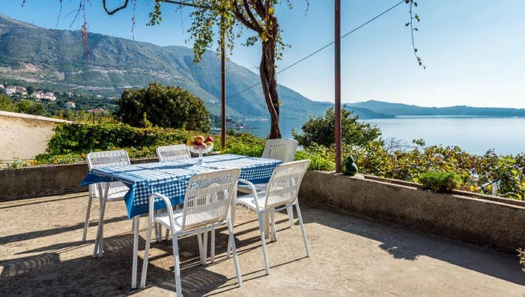 einen Tisch und Stühle mit Seeblick in der Unterkunft Guest House Fontana in Mlini