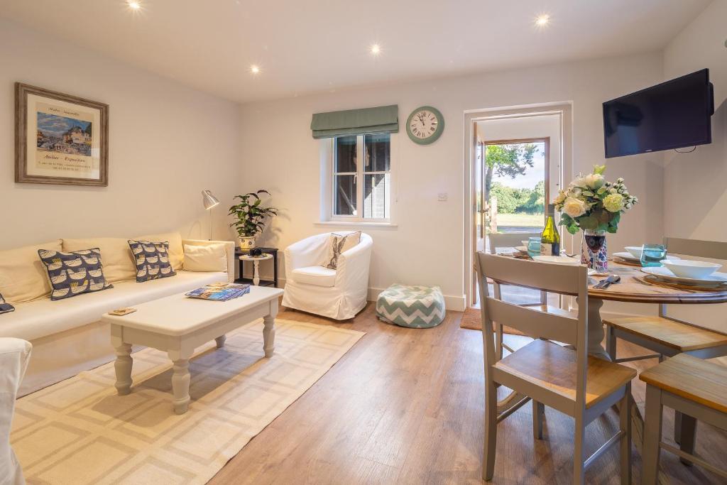 A seating area at Secluded cottage in pretty countryside with woods & walks - Bradleys Barn