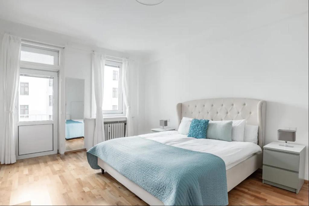 Posteľ alebo postele v izbe v ubytovaní Operastreet City-Center Premium Apartment