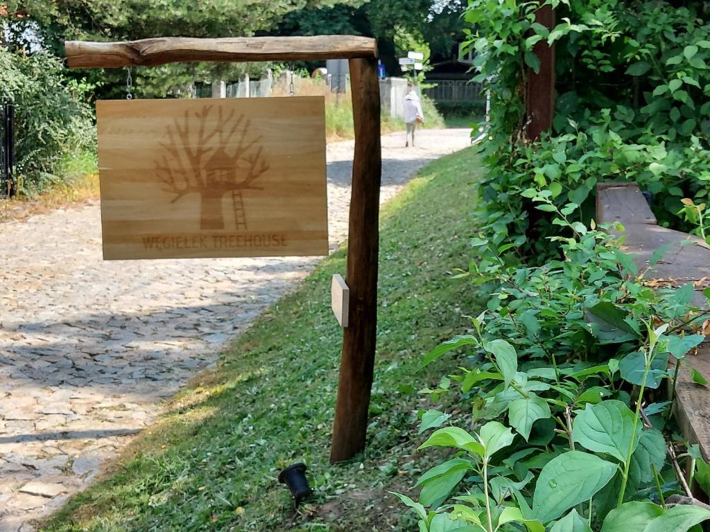 Vonkajšia záhrada v ubytovaní Węgiełek Treehouse