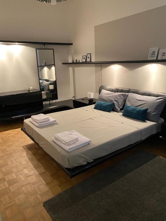 een slaapkamer met een groot bed met twee handdoeken erop bij Gabriella's Place in Verona