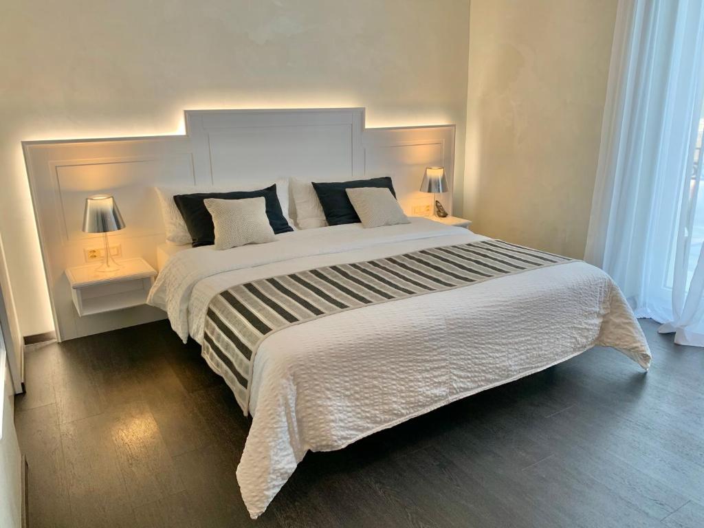 
Superior Twin Room with Lake View
