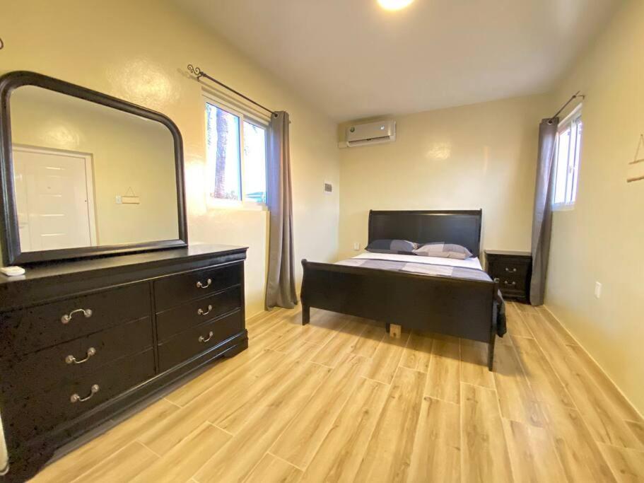 Postel nebo postele na pokoji v ubytování Spacious Apartment Minutes from the Beach