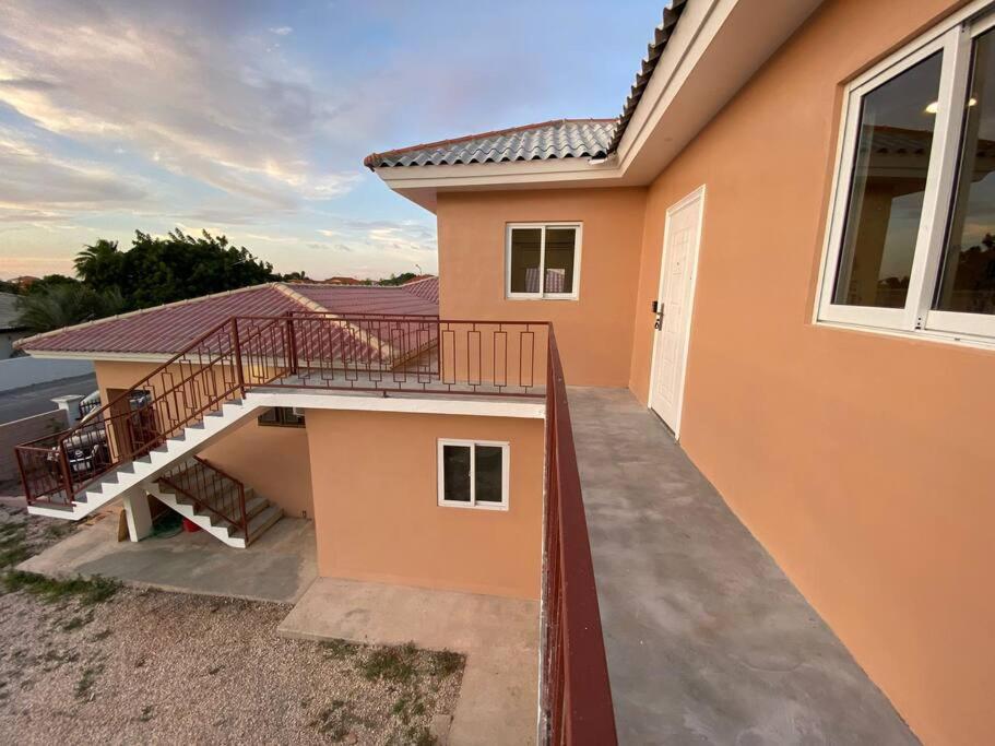 Balkón nebo terasa v ubytování Spacious Apartment Minutes from the Beach