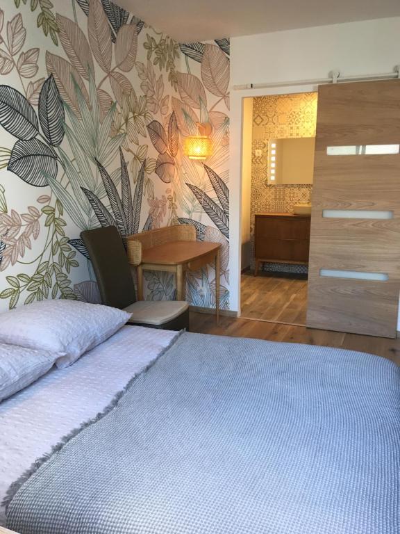 1 dormitorio con 1 cama y escritorio en una habitación en Logement chic - Lyon 6 Brotteaux - Arrivée autonome - Equipé, en Lyon