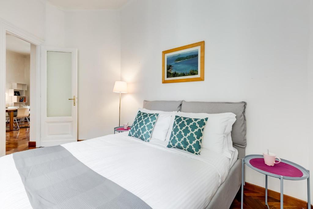 A bed or beds in a room at Large and bright apartment amazing view Basilica San Giovanni in Laterano