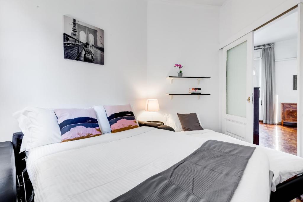 A bed or beds in a room at Large and bright apartment amazing view Basilica San Giovanni in Laterano