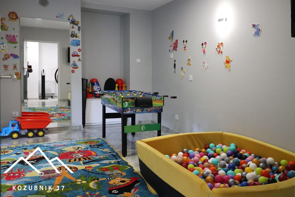 pokój dziecięcy z dużą kupą jaj w obiekcie Kozubnik 37 w mieście Porąbka