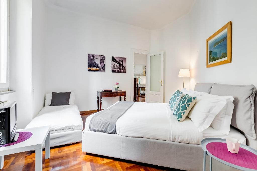 A bed or beds in a room at Large and bright apartment amazing view Basilica San Giovanni in Laterano