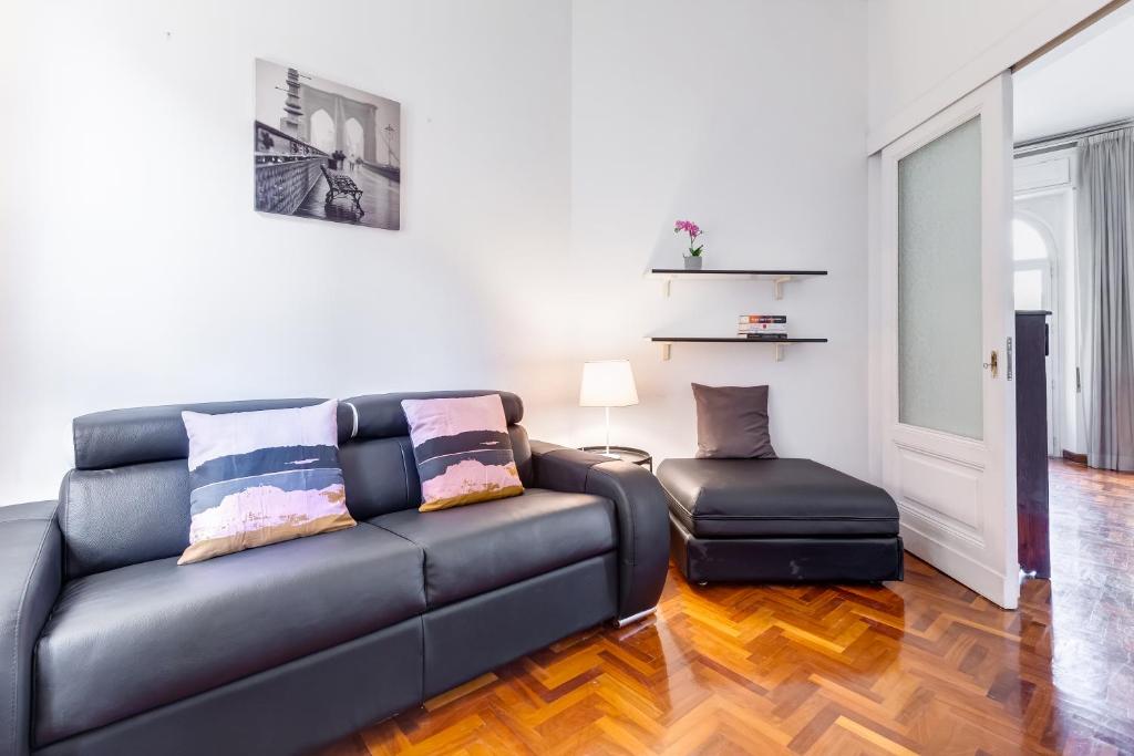 A seating area at Large and bright apartment amazing view Basilica San Giovanni in Laterano