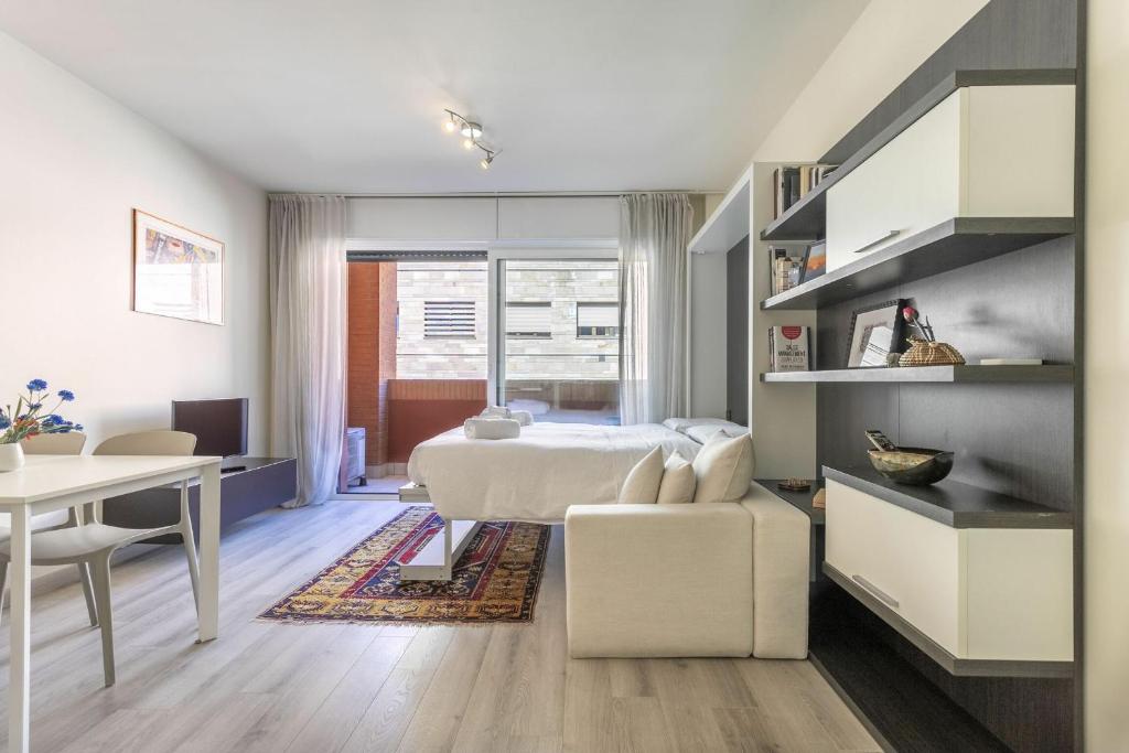 Schlafzimmer mit einem Bett, einem Schreibtisch und einem Tisch in der Unterkunft Pastorelli - appartamento sui Navigli con posto auto in Mailand